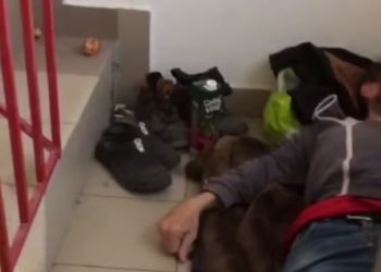 В подъезде в Краснодаре ночует мужчина