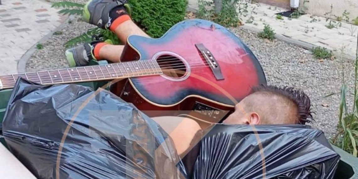 В Геленджике обнаружили спящего в мусорном баке мужчину с гитарой
