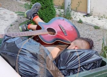 В Геленджике обнаружили спящего в мусорном баке мужчину с гитарой