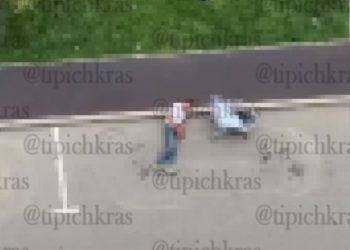 В Краснодаре мужчина лежал на асфальте и мочился под себя