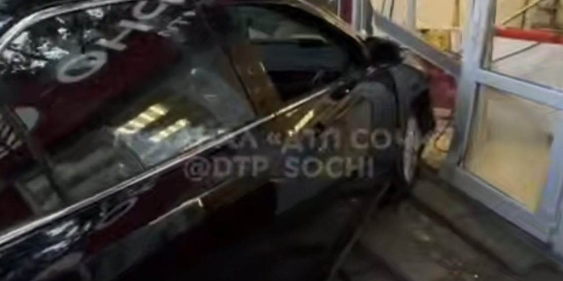 В Сочи Toyota врезалась в магазин и пробила стеклянную стену