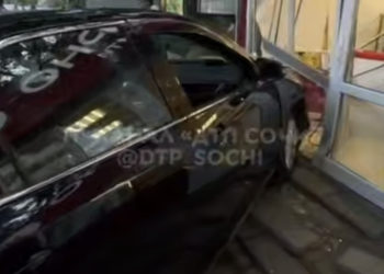 В Сочи Toyota врезалась в магазин и пробила стеклянную стену