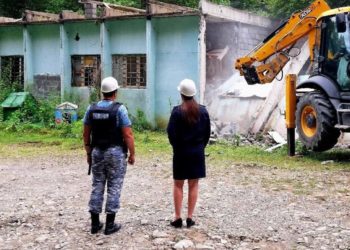 В Сочи предпринимателя обязали снести турбазу на госземле у озера