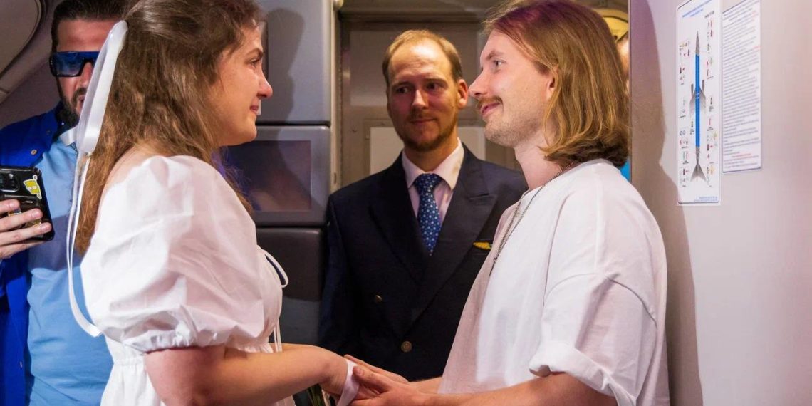 В Сочи приземлились влюбленные пары после свадебной церемонии в небе