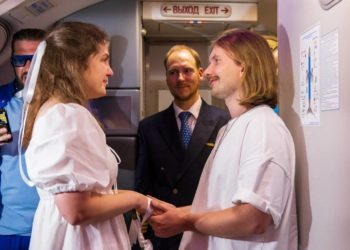 В Сочи приземлились влюбленные пары после свадебной церемонии в небе