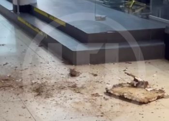 В Сочи на мужчину чуть не упал тяжелый кусок плитки