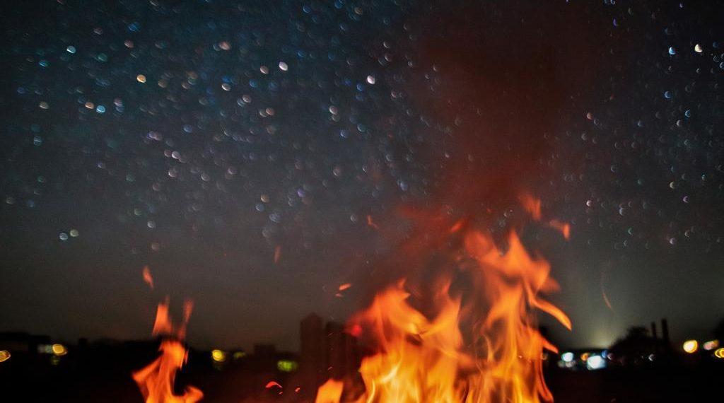 В Адлере загорелся гаражный кооператив после падения обломков дрона