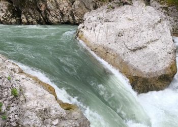 Спасатели эвакуировали туриста с камня посреди реки в Красной Поляне Сочи