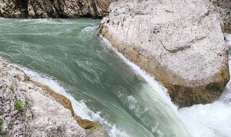 Спасатели эвакуировали туриста с камня посреди реки в Красной Поляне Сочи