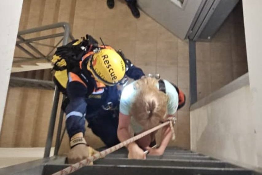 В Сочи спасатели сняли женщину с крыши 13-этажного дома