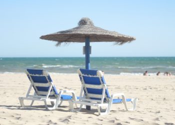 Туристки жалуются на платные лежаки в Сочи, где почти не осталось бесплатных мест