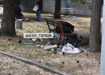 «Расплескалась синева»: Жители Краснодара в отчаянии из-за беспорядков во дворе