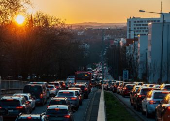 В Сочи туристы и местные устроили перепалку в чате из-за пробок на дороге в Адлер