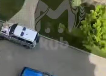 В Анапе 23-летний парень выпал из окна на полицейскую машину и погиб