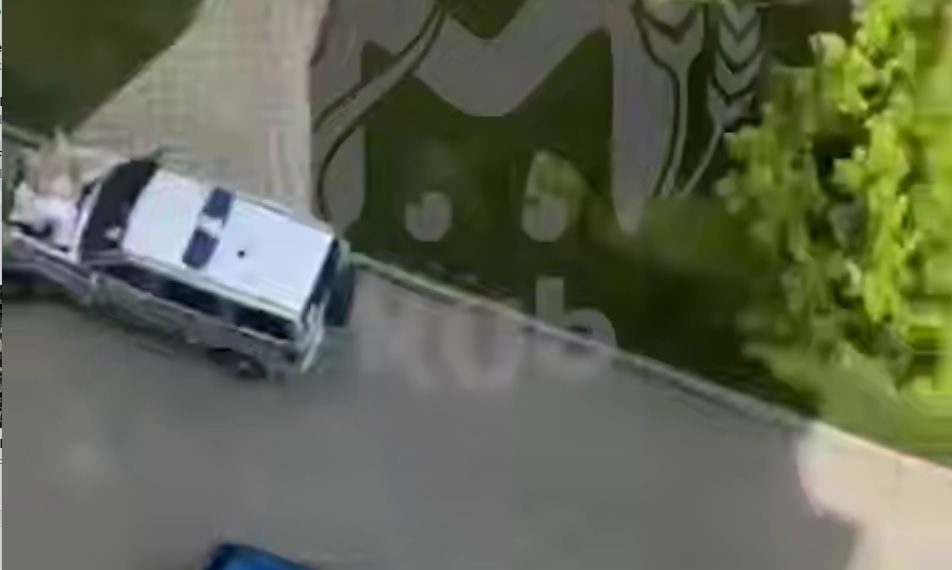 В Анапе 23-летний парень выпал из окна на полицейскую машину и погиб