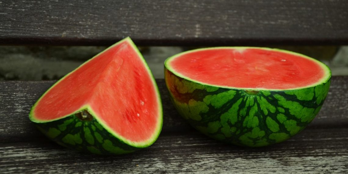 В Краснодаре мужчина выбросил арбуз из окна на припаркованную машину