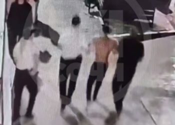 В Сочи двое мужчин при задержании напали на полицейского