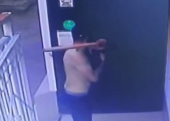 В Краснодаре дебошир бегал по авто и разбил палкой несколько окон медцентра