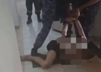 В Анапе голый мужчина облил полицейских водой с перцем