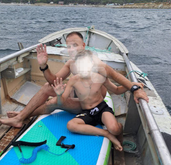 Спасатель Новороссийска спас мужчину и ребенка, унесенных в море на сапе