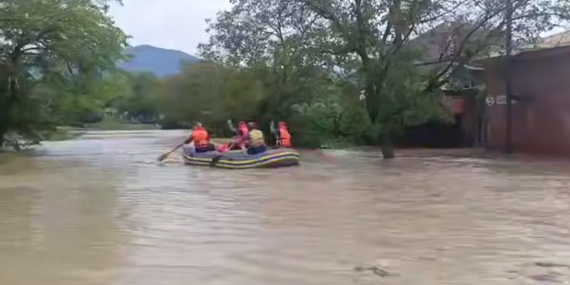 Оперштаб: на Кубани автобус с 25 пассажирами сорвался с моста в реку