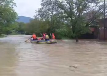 Оперштаб: на Кубани автобус с 25 пассажирами сорвался с моста в реку