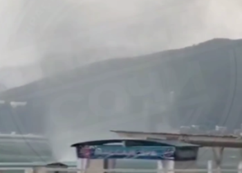 Смерч обрушился на пляж в Агое, переворачивая катамараны и пугая туристов