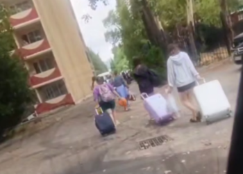 После ночной атаки БПЛА в Адлере заметили массовый отъезд туристов с чемоданами