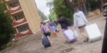 После ночной атаки БПЛА в Адлере заметили массовый отъезд туристов с чемоданами