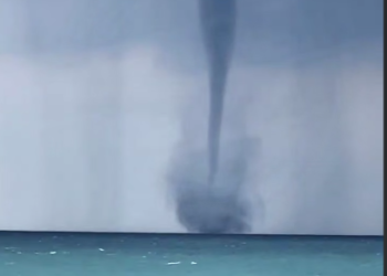 Сразу четыре смерча сняли на видео у берегов Сочи