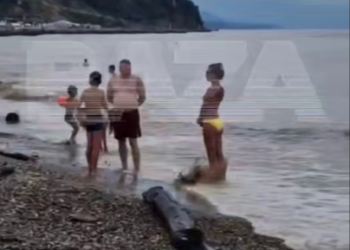 Море в Туапсе стало коричневым из-за ливней, но туристы продолжают отдыхать