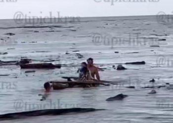 В Джубге «папы года» соорудили плот и катают на нем среди мусора своих детей