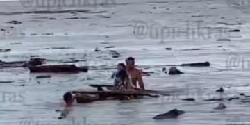 В Джубге «папы года» соорудили плот и катают на нем среди мусора своих детей