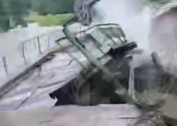 Момент обрушения моста в Туапсинском районе попал на видео