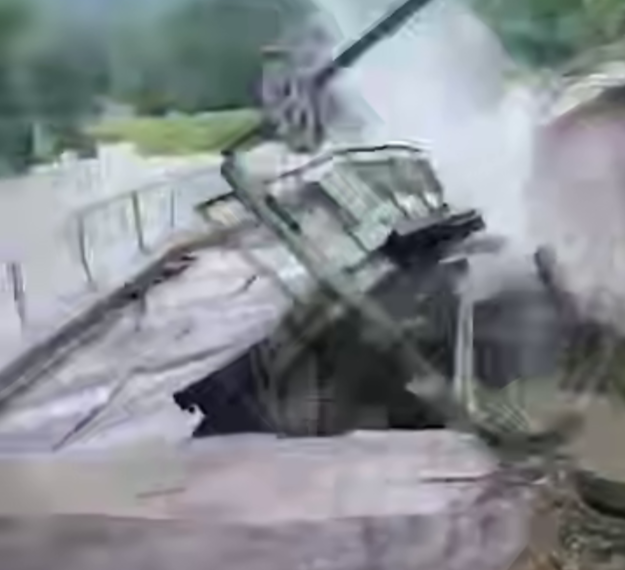 Момент обрушения моста в Туапсинском районе попал на видео
