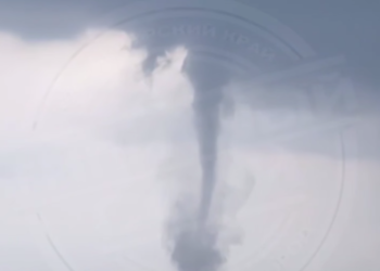 Парад смерчей: несколько опасных воронок сняли на видео у берегов Сочи