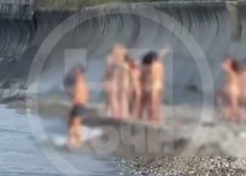 На пляже в Сочи отдыхающие стали свидетелями нудистского заплыва