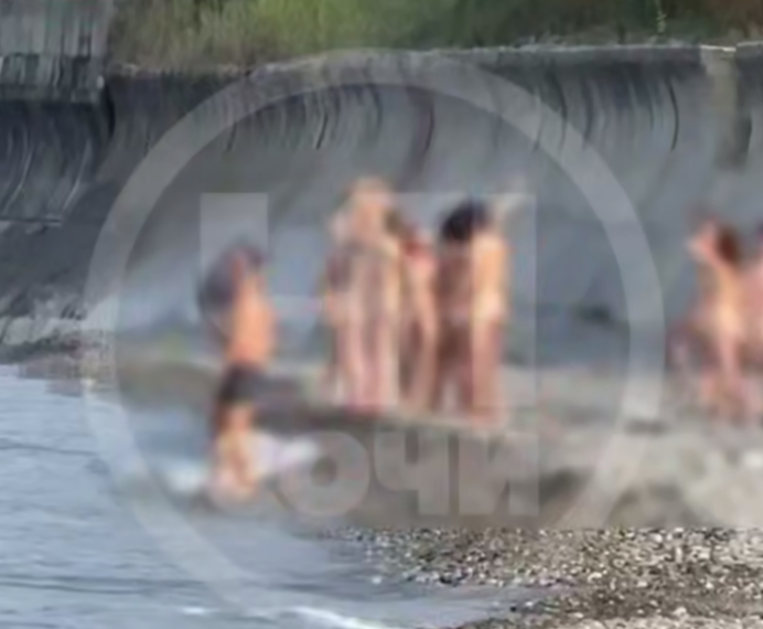 На пляже в Сочи отдыхающие стали свидетелями нудистского заплыва
