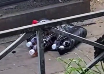 В Сочи отдыхающие массово избавляются от домашнего алкоголя, опасаясь отравления