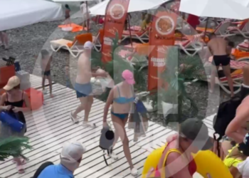 Сочинские пляжи экстренно эвакуировали днем 8 августа из-за атаки дронов