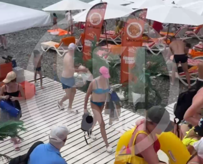 Сочинские пляжи экстренно эвакуировали днем 8 августа из-за атаки дронов