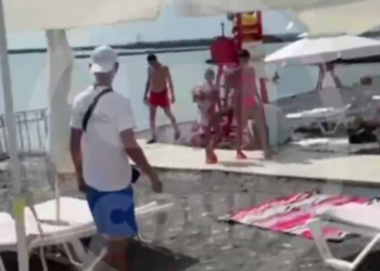 В Сочи сняли на видео полуголых туристов, покидающих пляжи из-за атаки БПЛА