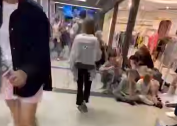 Пассажиры сидят на полу: ночью 9 августа показали обстановку в аэропорту Сочи