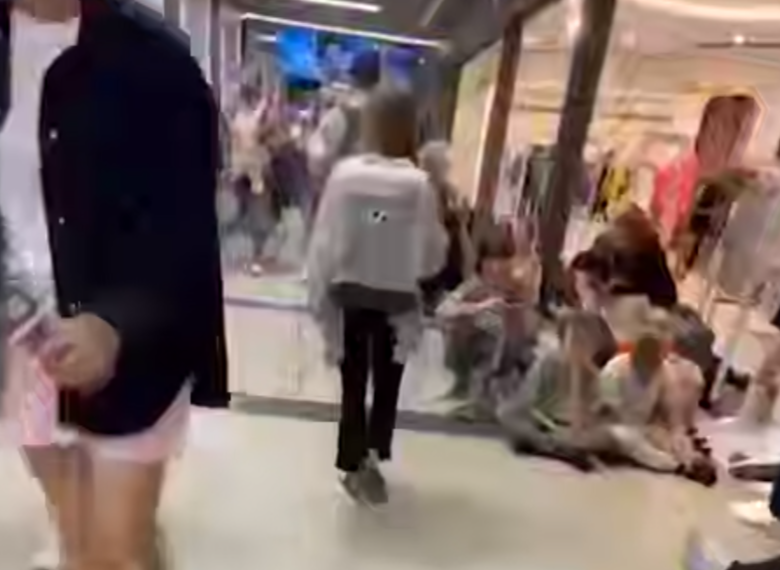 Пассажиры сидят на полу: ночью 9 августа показали обстановку в аэропорту Сочи