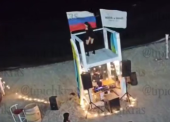 В Новороссийске активисты возмутились стриптизом на фоне российского флага