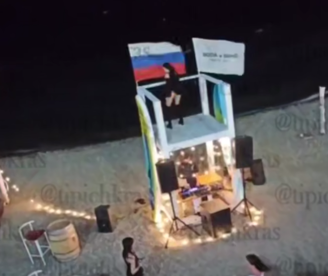 В Новороссийске активисты возмутились стриптизом на фоне российского флага