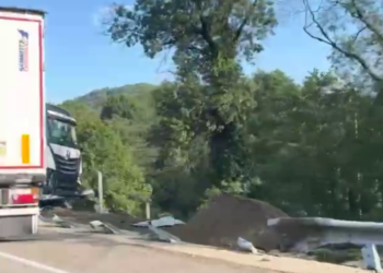 В сочинском поселке фура повисла на мосту