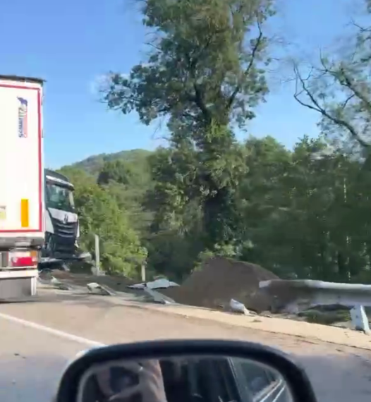 В сочинском поселке фура повисла на мосту