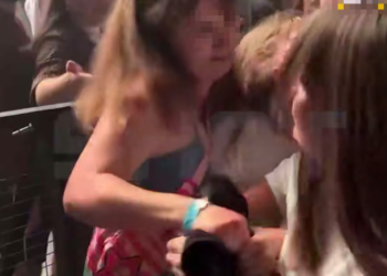 Фанатки подрались из-за потного полотенца рэпера Akon на концерте в Сочи