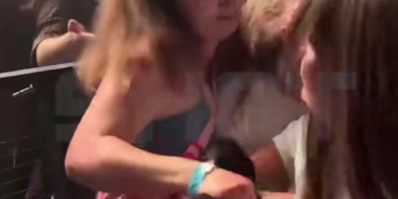 Фанатки подрались из-за потного полотенца рэпера Akon на концерте в Сочи